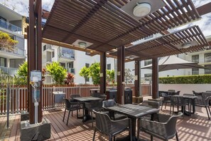 Outdoor dining - Swell Resort Burleigh – Steps to Beach & Dining (Gold Coast)