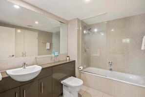 Hair dryer, towels, soap, shampoo - Swell Resort Burleigh – Steps to Beach & Dining (Gold Coast)