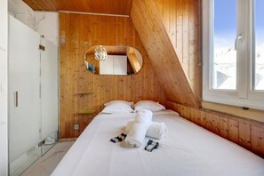 Internet, bed sheets - Paris Marais Rosiers 2 (Paris)