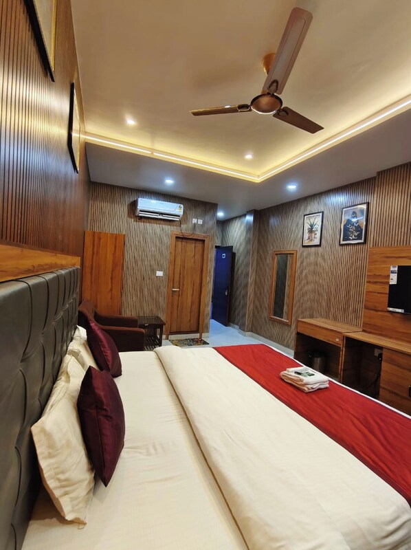 Premium Double Room, Air conditioning | Hypo-allergenic bedding, desk, soundproofing, free WiFi
