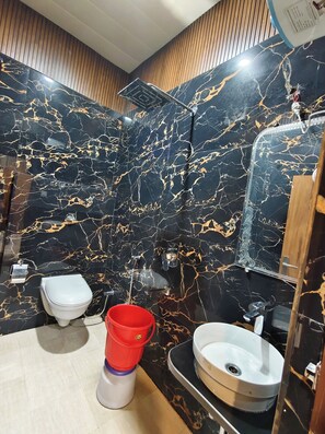 ฝักบัว, เรนชาวเวอร์, โถสุขภัณฑ์แบบบิเดท์, ผ้าเช็ดตัว