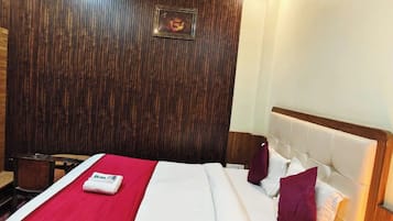 Premium Double Room, Air conditioning | Hypo-allergenic bedding, desk, soundproofing, free WiFi