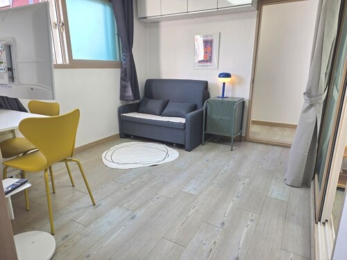 Cozy home 9 Min to Line 2 & 5  Netflix & Free WiFi