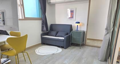 Cozy home 9 Min to Line 2 & 5 Netflix & Free WiFi