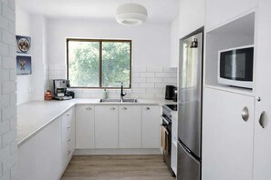 Private kitchen - 2 Bedford Court - 15 Cotton Tree Parade (Sunshine Coast)