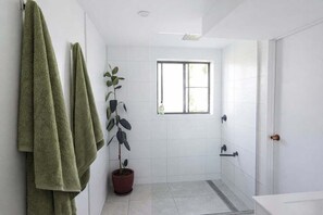 Bathroom - 2 Bedford Court - 15 Cotton Tree Parade (Sunshine Coast)