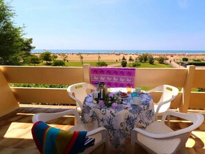 Outdoor dining - Holiday apartment with air conditioning and balcony with sea view (Bibione)