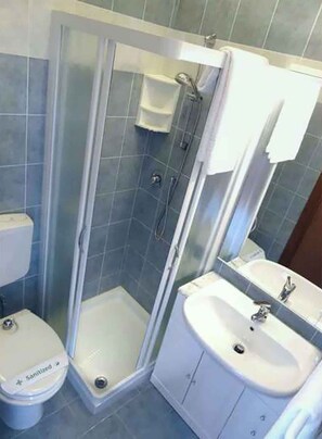 Bathroom - Studio with air conditioning, balcony and pool (Bibione)