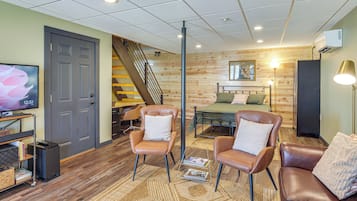 1 bedroom, desk, iron/ironing board, Internet