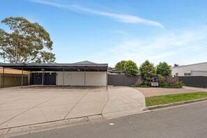 Property grounds - Stunning! Smart TV + Fast Wi-Fi | 3BR Quiet Unit (Campbelltown)