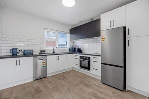 Fridge, microwave, oven, stovetop - Stunning! Smart TV + Fast Wi-Fi | 3BR Quiet Unit (Campbelltown)