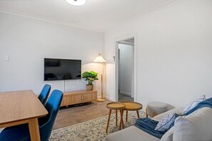 TV - Stunning! Smart TV + Fast Wi-Fi | 3BR Quiet Unit (Campbelltown)