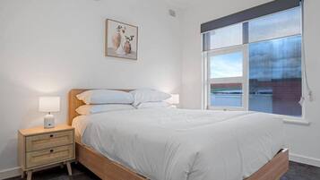 3 bedrooms, desk, WiFi, bed sheets