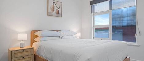 3 bedrooms, desk, WiFi, bed sheets