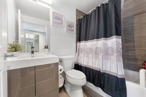 Suite studio classique, 1 grand lit et 1 canapé-lit, non-fumeur | Salle de bain | Articles de toilette (gratuits), séchoir à cheveux, serviettes fournies
