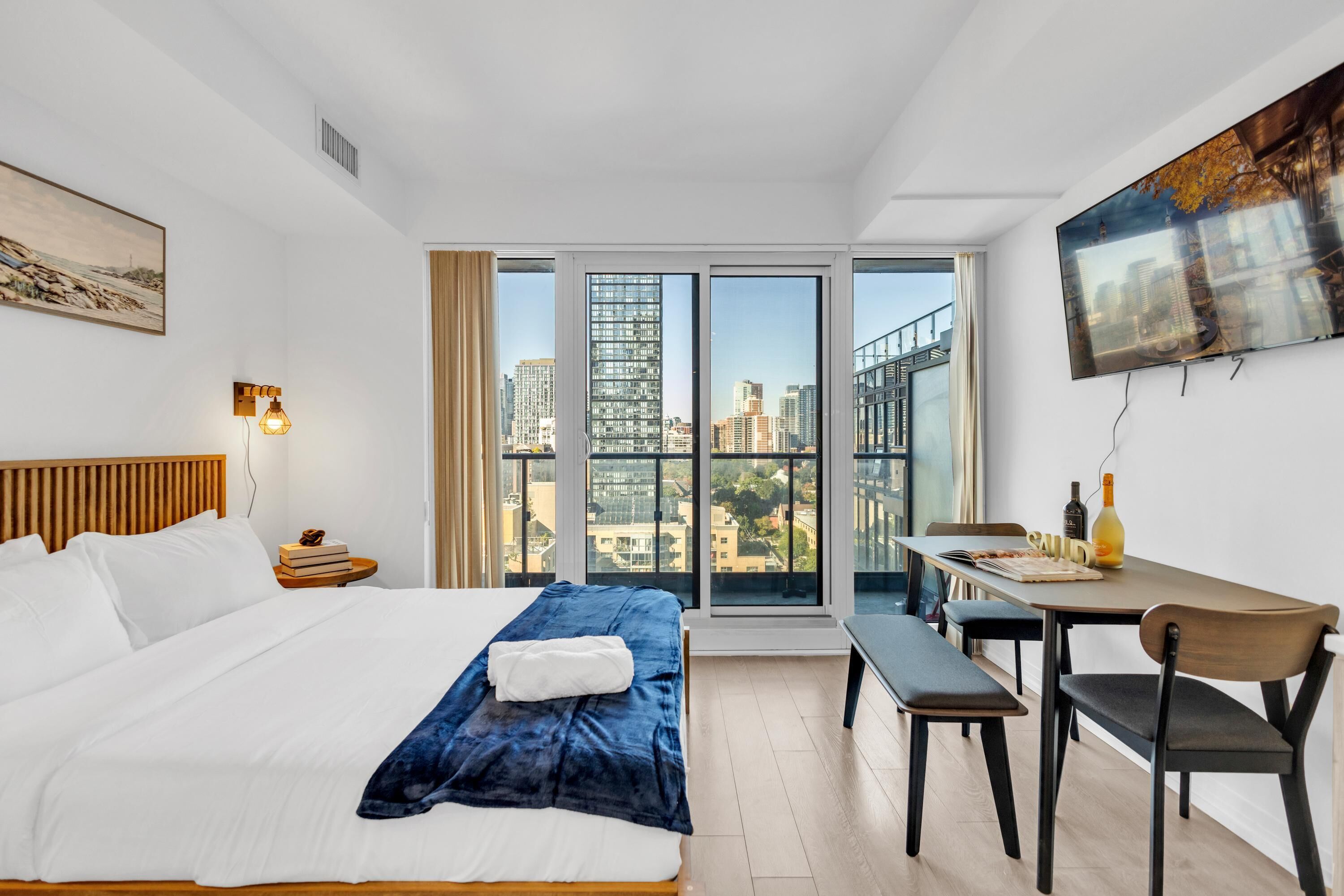 Suite studio Confort, 1 grand lit, non-fumeur | Aire de séjour | Téléviseur de 65 po avec télévision numérique