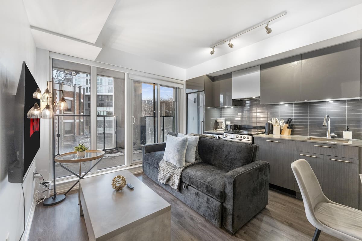 Suite majestueuse, 2 chambres, non-fumeur | Aire de séjour | Téléviseur de 65 po avec télévision numérique