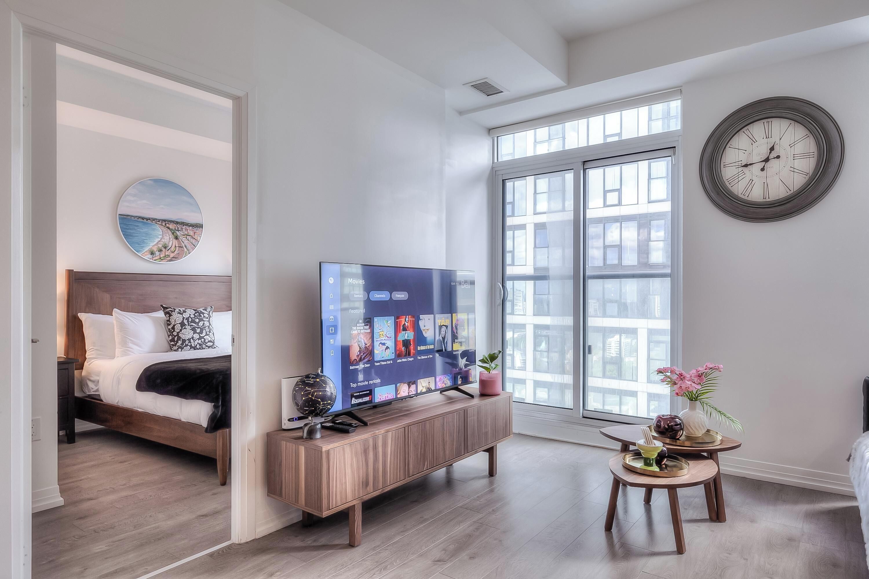 Suite Standard, 1 grand lit et 1 canapé-lit, non-fumeur | Aire de séjour | Téléviseur de 65 po avec télévision numérique