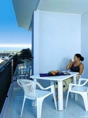Outdoor dining - Studio with air conditioning, balcony and pool (Bibione)