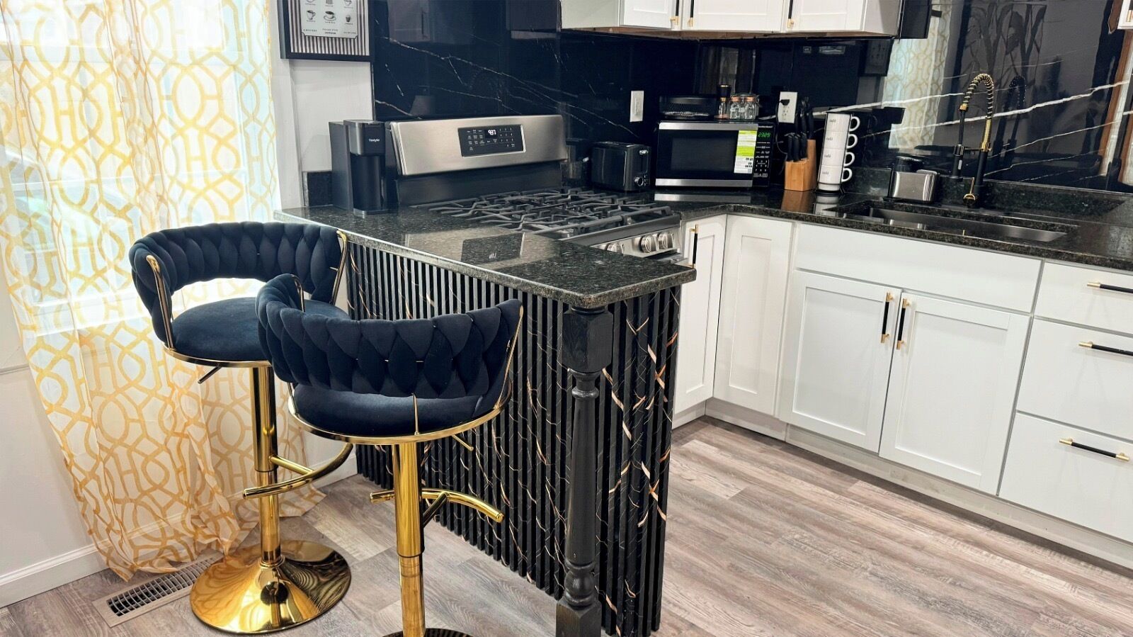 Mikroaaltouuni, uuni, kahvin-/teenkeitin, leivänpaahdin