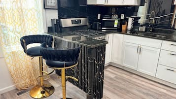 Mikrowelle, Ofen, Wasserkocher mit Kaffee-/Teezubehör, Toaster