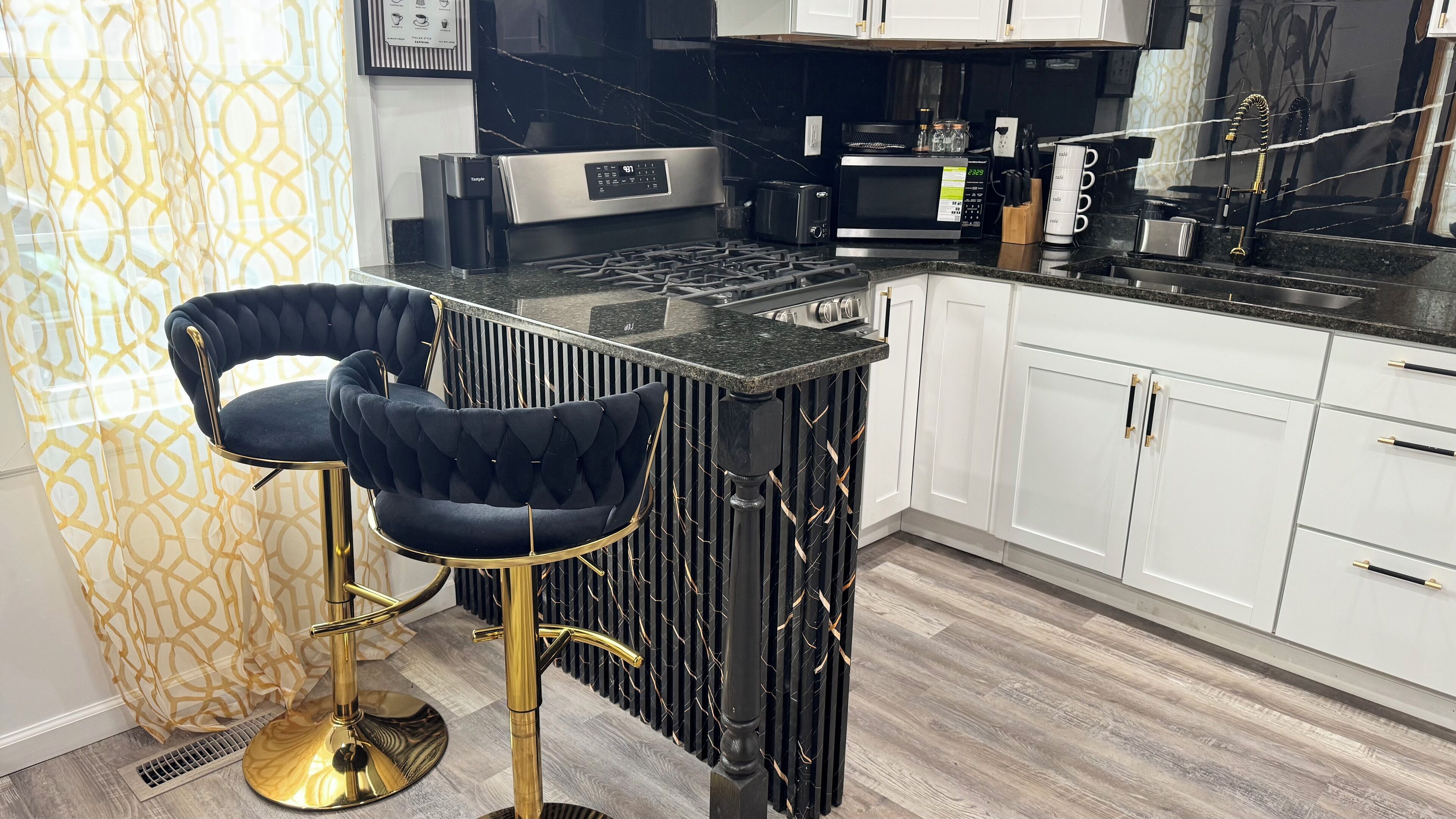 Mikroaaltouuni, uuni, kahvin-/teenkeitin, leivänpaahdin