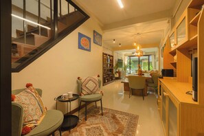 TV - Oasis Thai Teak Home | Sathorn (Krung Thep Maha Nakhon)