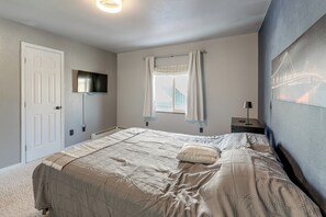 2 عدّة غرف نوم ومكواة/لوح كي وخدمة الإنترنت وملاءات أسرّة