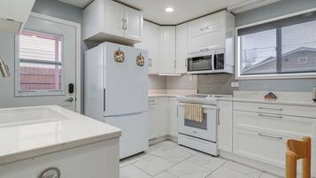 Réfrigérateur, micro-ondes, plaque de cuisson, cafetiÚre/bouilloire