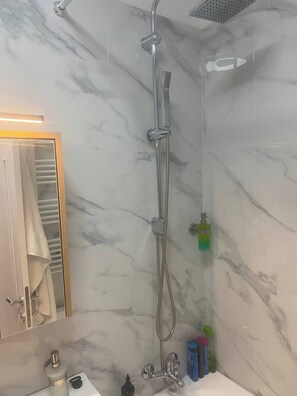 Shower, hair dryer, towels, soap - Platinium house one (Rosu)