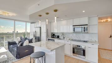 Fridge, microwave, stovetop, dishwasher