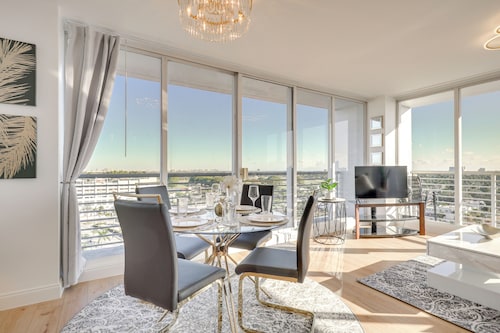 Elegant Condo w/ Stunning Views in Dtwn Hollywood