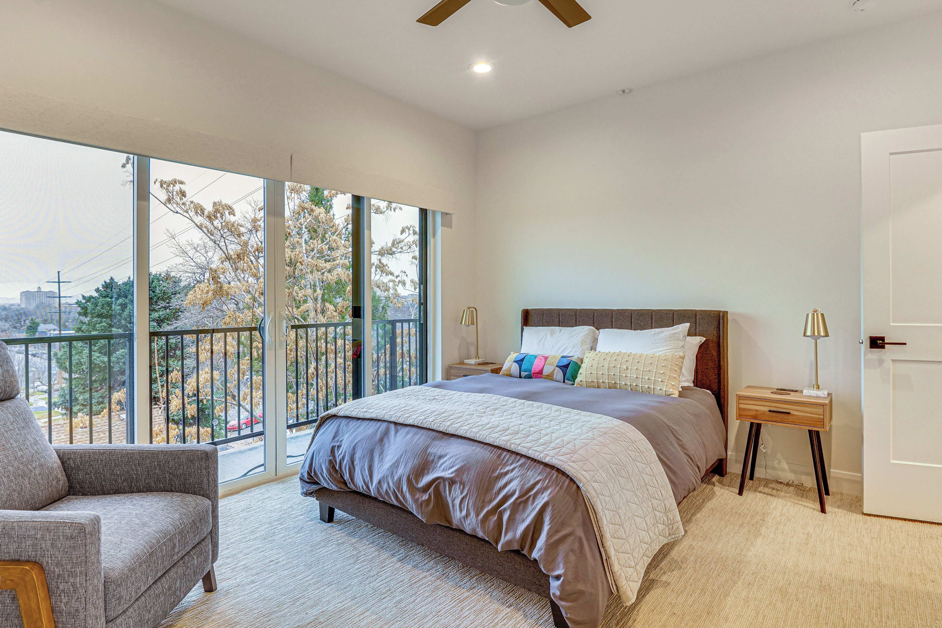 3 slaapkamers, een bureau, een strijkplank/strijkijzer, reisbedje