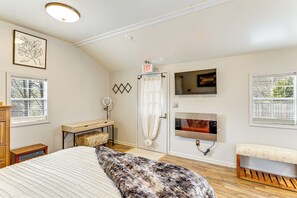 1 Schlafzimmer, Schreibtisch, Bügeleisen/Bügelbrett, Reisekinderbett