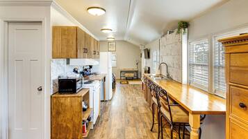 Coffee/tea maker, fridge, microwave, stovetop