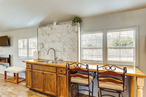 6 Mi to Clift Farm! Pet-Friendly Guesthouse