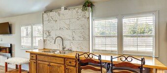 6 Mi to Clift Farm! Pet-Friendly Guesthouse