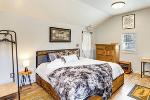 1 dormitorio, escritorio, tabla de planchar con plancha y cuna de viaje