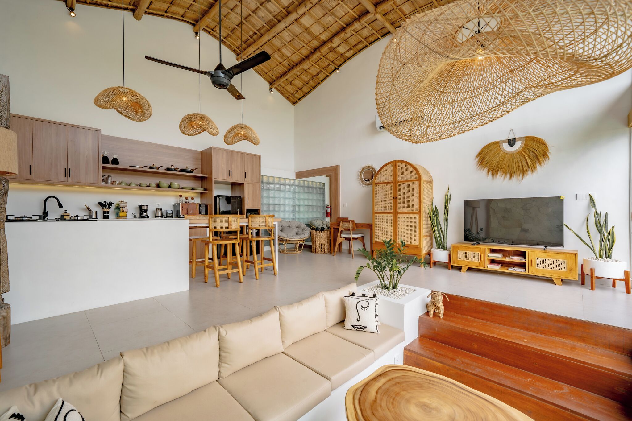 Huvila, 2 makuuhuonetta, yksityinen uima-allas, näköala uima-altaalle | Oleskelualue | 55–tuumainen äly-TV, jossa digitaalikanavat