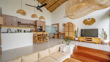 Huvila, 2 makuuhuonetta, yksityinen uima-allas, nĂ€köala uima-altaalle | Oleskelualue | 55âtuumainen Ă€ly-TV, jossa digitaalikanavat