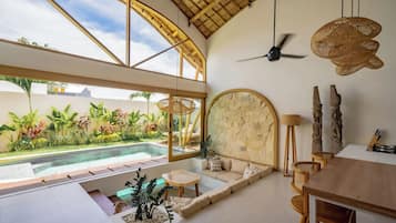 Vila, 2 quartos, piscina particular, vista para a piscina | Área de estar | Smart TV 55 polegadas com canais digitais
