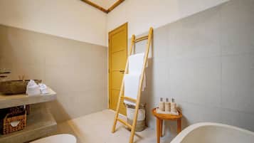 Villa, 2 soverom, privat basseng, bassengutsikt | Bad | Separat badekar og dusj, regndusjhode og toalettartikler (inkludert)