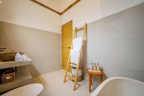 Villa, 2 Bedrooms, Private Pool, Pool View | Bilik Mandi | Tab mandi dan pancuran berasingan, hulu semburan mandi hujan 