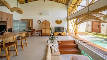 Vila, 2 quartos, piscina particular, vista para a piscina | Área de estar | Smart TV 55 polegadas com canais digitais