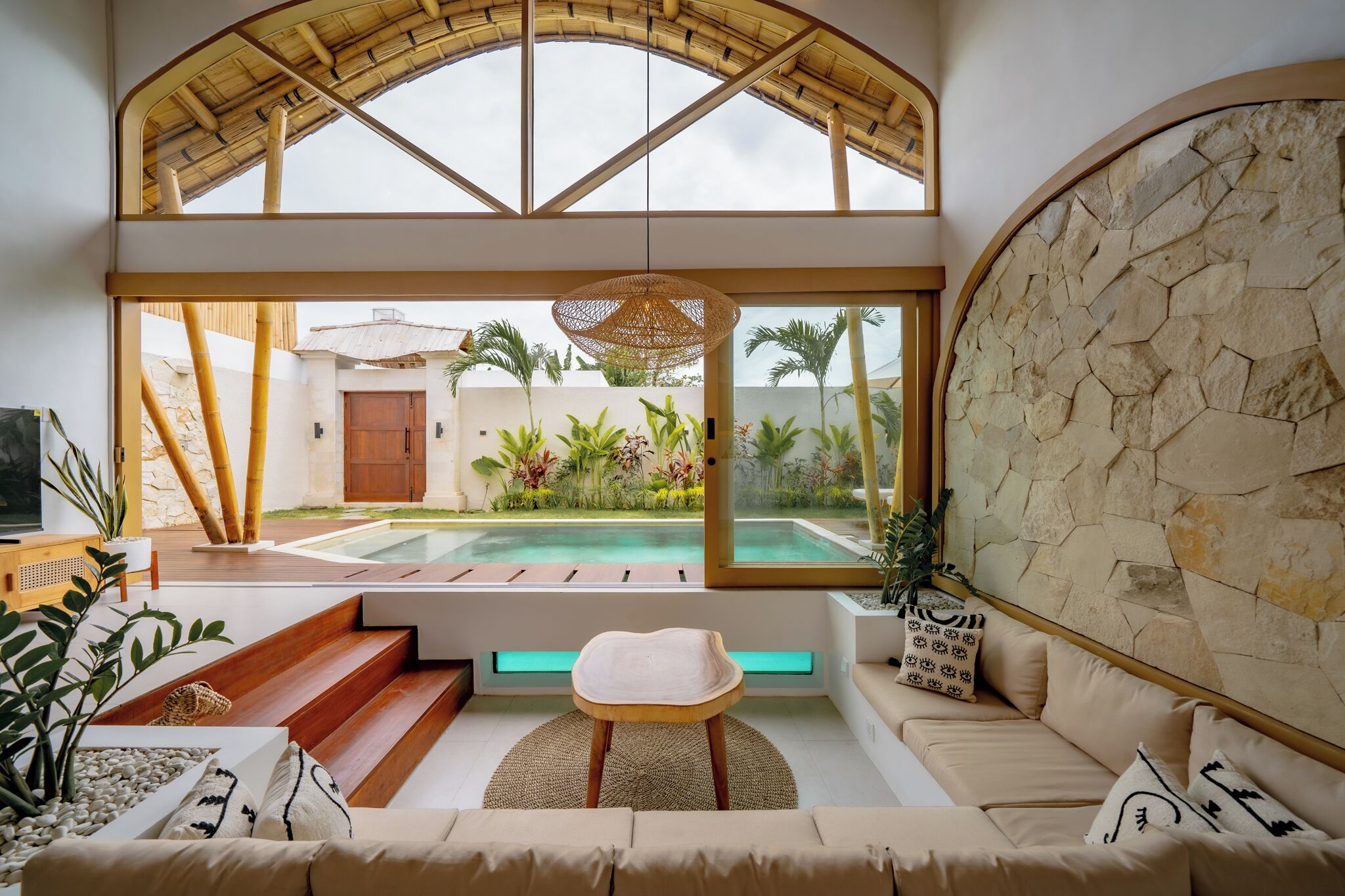 Vila, 2 quartos, piscina particular, vista para a piscina | Área de estar | Smart TV 55 polegadas com canais digitais