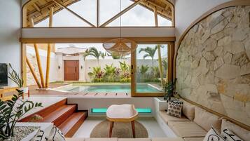 Vila, 2 quartos, piscina particular, vista para a piscina | Área de estar | Smart TV 55 polegadas com canais digitais