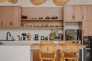 Villa, 2 Bedrooms, Private Pool, Pool View | Dapur peribadi | Peti sejuk, ketuhar gelombang mikro, pembancuh kopi/teh, cerek elektrik 