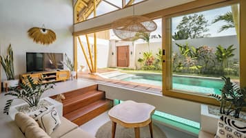 Vila, 2 quartos, piscina particular, vista para a piscina | Área de estar | Smart TV 55 polegadas com canais digitais