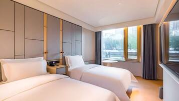 Dobbeltrom – standard | Safe på rommet, skrivebord for bærbar PC og blendingsgardiner