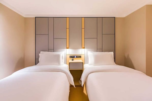 In-room safe, laptop workspace, blackout curtains, soundproofing - Winners Classic Hotel Beijing (Beijing)